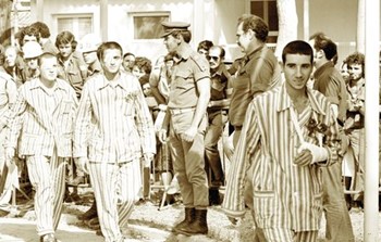 וזרים מהשבי.jpg