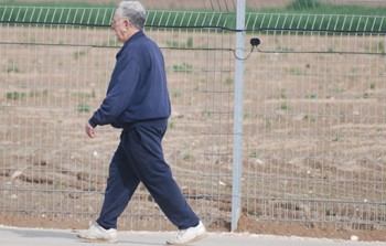 אריה גניסלב בהליכה.jpg