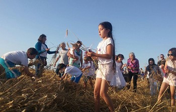 שבועות - ילדות מלקטות שיבולים.jpg